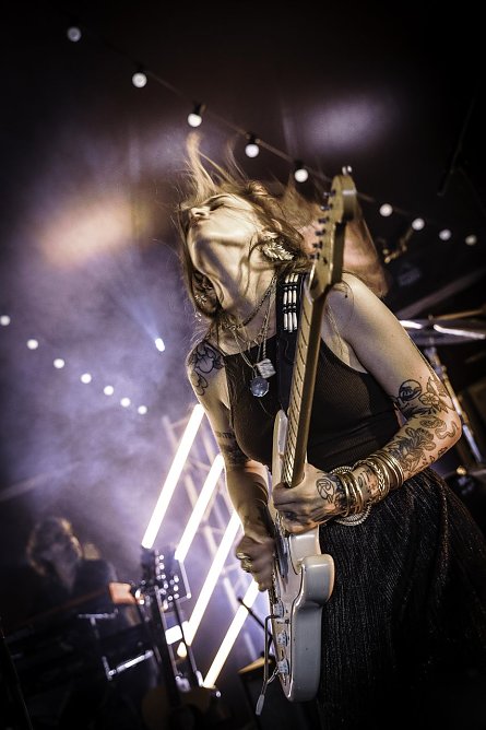 Rockgitarristin der alten Schule: Nina Attal (Foto: F. Luchnand) Rockgitarristin der alten Schule: Nina Attal (Foto: F. Luchnand)