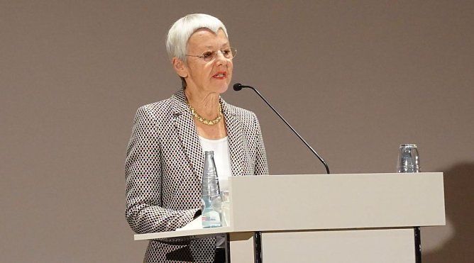 Krone-Schmalz bei ihrem Vortrag (Foto: nnz)