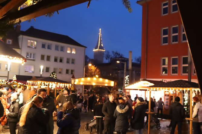 Der Weihnachtsmarkt auf dem Nordhäuser Rathausplatz (Foto: Stadt Nordhausen) Der Weihnachtsmarkt auf dem Nordhäuser Rathausplatz (Foto: Stadt Nordhausen)