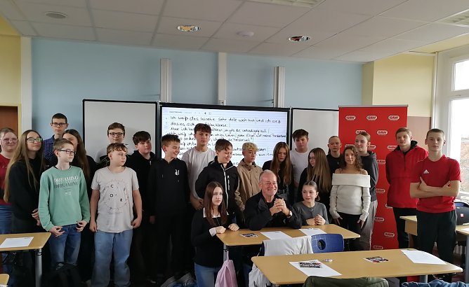  Radio SAW Team um Moderator Ted Stanetzky bei der Klasse 8 b (Foto: A.Levin)