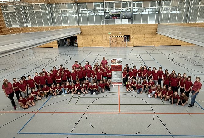 Die f&uuml;nften Klassen des Schiller-Gymnasiums freuen sich &uuml;ber neue Schul-Shirts (Foto: Schillergymnasium Bleicherode)