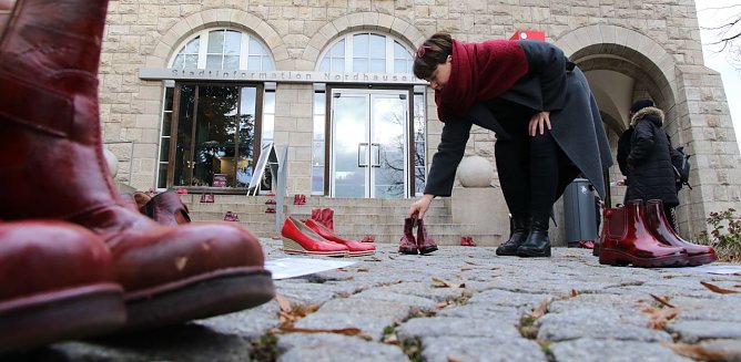 Aktion "Rote Schuhe" vor dem Nordh&auml;user Rathaus (Foto: agl)
