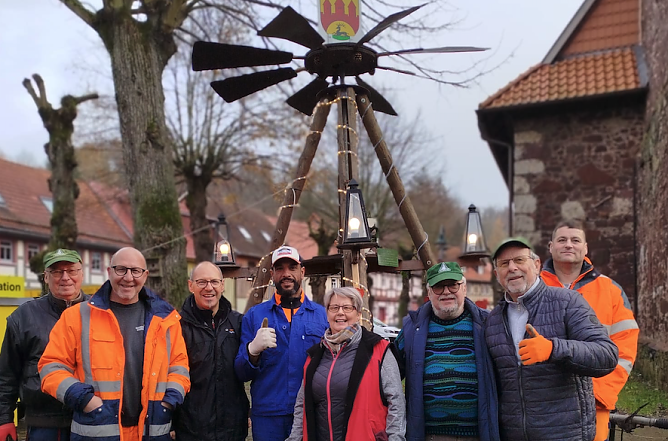 Der "Adventszauber" kann kommen, auch die Weihnachtspyramide steht in Neustadt jetzt (Foto: Peter Sieckel)