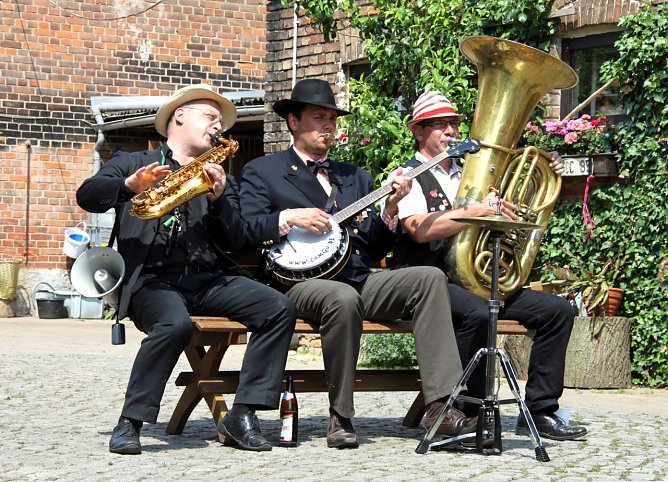 Auch die Combo Gurilly ist bei der Kurzen Weihnachtsmeile dabei (Foto: Combo Gurilly) Auch die Combo Gurilly ist bei der Kurzen Weihnachtsmeile dabei (Foto: Combo Gurilly)