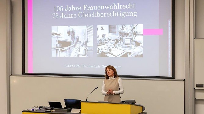 Erinnerungen an 105 Jahre Frauenwahlrecht und 75 Jahre Gleichberechtigung (Foto: Maurice Töpfer) Erinnerungen an 105 Jahre Frauenwahlrecht und 75 Jahre Gleichberechtigung (Foto: Maurice Töpfer)