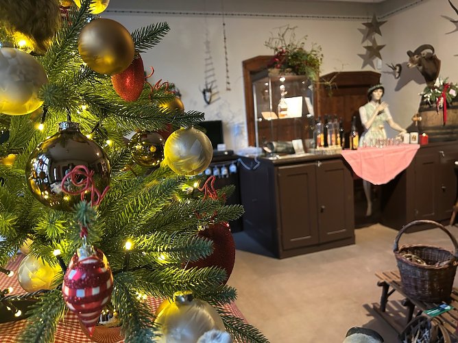 Der Baum im Kontor hat spezielle Kugeln – mit Fell. (Foto: Thomas Müller) Der Baum im Kontor hat spezielle Kugeln – mit Fell. (Foto: Thomas Müller)