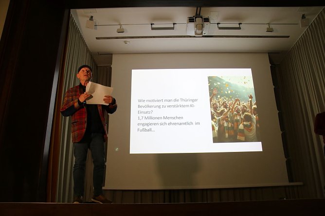 Thomas Hentze und Carsten Damm stellten ihre Idee f&uuml;r einen digitalen Helfer im Vereinssport vor (Foto: agl)