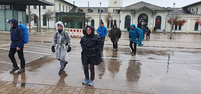 Start bei Regen am Nordh&auml;user Bahnhof (Foto: Bodo Schwarzberg)