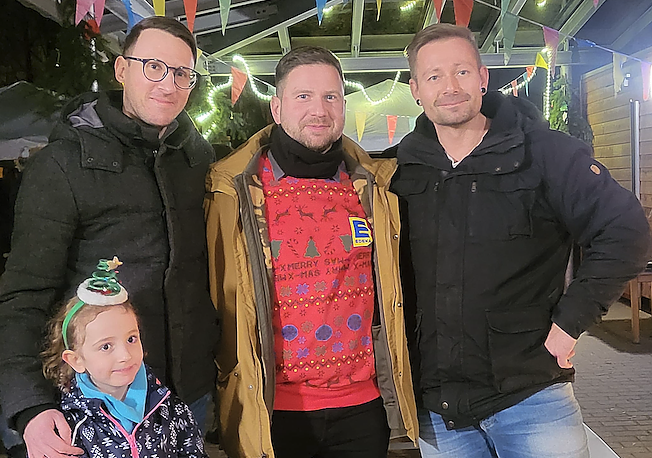 Vorsitzender des F&ouml;rdervereins Kevin Rausch mit Tochter, in der Mitte Reik K&uuml;hlewind Gesch&auml;ftsf&uuml;hrer Edeka K&uuml;hlewind und rechts Felix Pape Leiter der Einrichtung Kindergarten Haus Domino (Foto: privat)