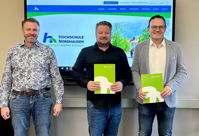 Prof. Dr.-Ing. Michael Rutz (links), Dr.-Ing. Sebastian Jeanvr&eacute; (Mitte) und Prof. Dr. J&ouml;rg Wagner (rechts) bei der Vertragsunterzeichnung an der Hochschule Nordhausen.  (Foto: Tina Bergknapp)