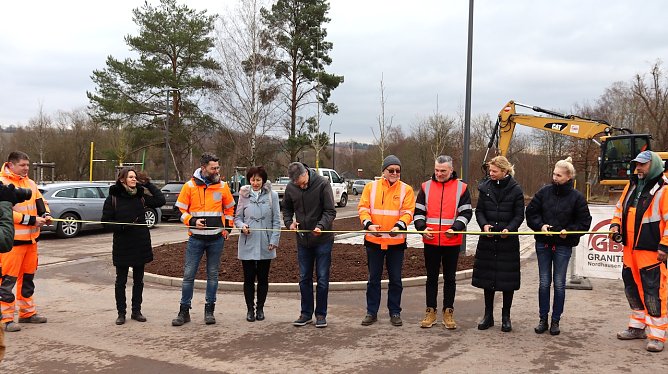 Viele H&auml;nde machen schnell ein Ende: Bandddurchschnitt in Nordhausen Nord (Foto: Stadtverwaltung Nordhausen)