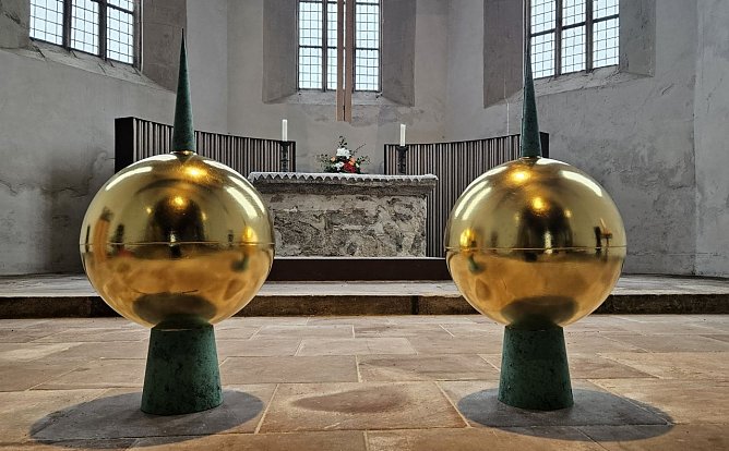 Zwei g&uuml;ldene Kugeln sollen bald die neuen Ellricher Kircht&uuml;rme zieren (Foto: Evangelischer Kirchenkreis S&uuml;dharz)