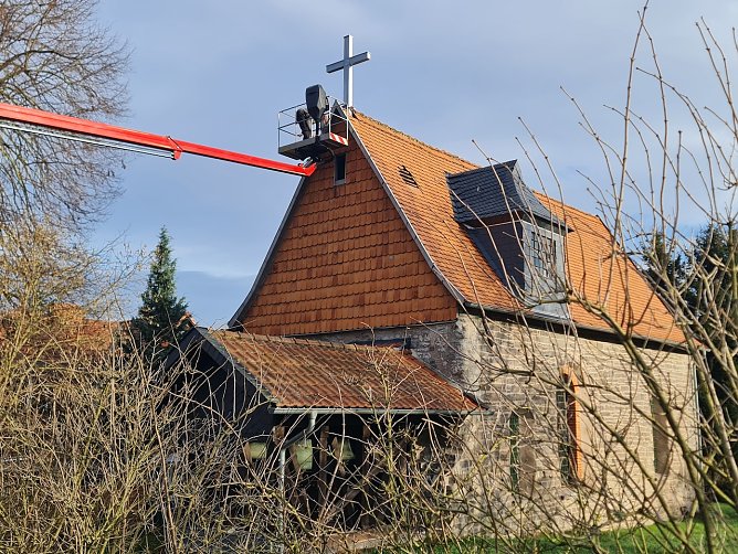 Das neue Kreuz wird angebracht (Foto: C.Wilhelm)