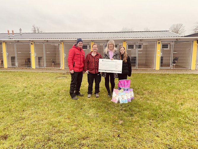 v.r.: Sophie Liebau, Astrid Liebau, Leiterin Tierheim und Maik Liebau (Foto: M. Liebau)