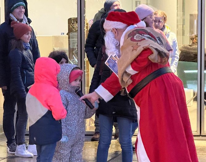 Der Weihnachtsmann lie&szlig; sich Gedichte aufsagen (Foto: G.Haase)