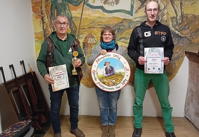 Die Schlumpschützin Bianca Thiel eingerahmt von den anderen Preisträgern (Foto: A.Engler) Die Schlumpschützin Bianca Thiel eingerahmt von den anderen Preisträgern (Foto: A.Engler)