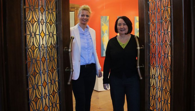 B&uuml;rgermeisterin Alexandra Rieger und Kunsthaus-Chefin Susanne Hinsching hoffen im neuen Jahr auch auf viele neue Besucher (Foto: agl)