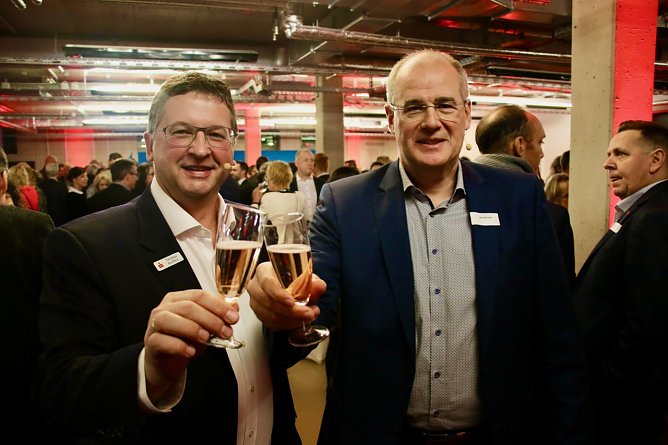 Die Begr&uuml;&szlig;ung der zahlreich erschienen G&auml;ste &uuml;bernahmen der Vorstandsvorsitzende der Sparkasse, Thomas Seeber und Landrat Matthias Jendricke (Foto: agl)