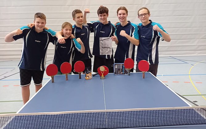 Jungen der Altersklasse U18 des Bleicher&ouml;der Gymnasiums freuen sich &uuml;ber ihren Sieg  (Foto: Johannes Eichhorn (Sportlehrer am Schillergymnasium))