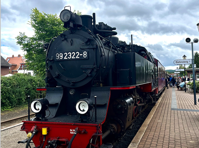 Betreiber von historischen Dampflokomotiven stehen vor der Herausforderung, den Betrieb umweltfreundlicher zu gestalten. Kann eine historische Dampflok ohne Kohle fahren? (Foto: Hochschule Nordhausen/Pascal Leibbrandt)