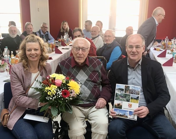 Karl-Heinz Bosse im Kreise seiner Gratulanten (Foto: Stadtverwaltung)