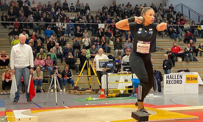 Hier stand noch der alte Hallenrekord von Yemisi Ogunleye; Sekunden sp&auml;ter war er Geschichte (Foto: Eva Maria Wiegand)