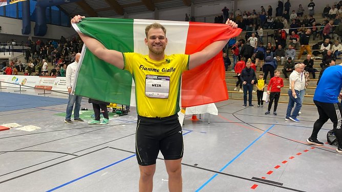 Zane Weir zeigt als Sieger in der Wiedigsburghalle stolz die Trikolore seines Heimatlandes: bereits zum zweiten Male (Foto: Eva Maria Wiegand)