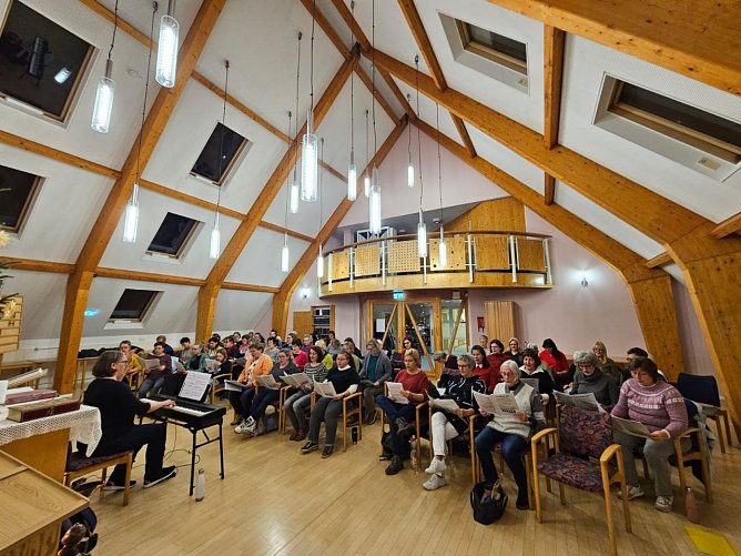 Das Frauenchor-Projekt durfte in der Kapelle des St.-Marien-Hospitals in Bleicherode f&uuml;r eine abendliche Probe zu Gast sein. (Foto: Kirchenkreis S&uuml;dharz, Viola Kremzow)