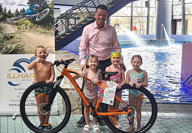 Freude &uuml;ber eine MEGA-POOL-PARTY (Foto: Badehaus Nordhausen)