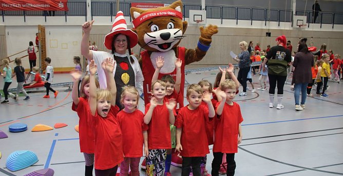 Sport und Spa&szlig; mit Muskelkater, Ampelinchen und 450 Kindern aus dem ganzen Landkreis bot heute der Kindergartensporttag in der Wiedigsburg (Foto: agl)