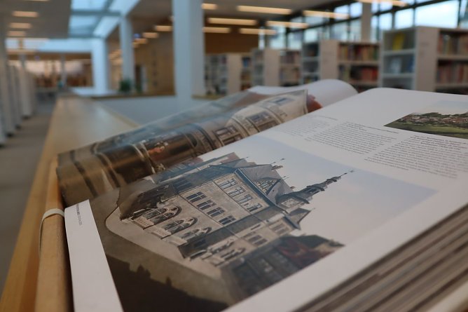 Historische Ansichten in der Stadtbibliothek (Foto: Stadt Nordhausen) Historische Ansichten in der Stadtbibliothek (Foto: Stadt Nordhausen)