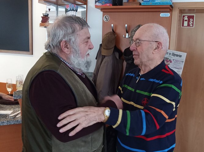 Dr. Kurt Glatz von der Vereinigung der Landsenioren gratuliert G&uuml;nther Sieger (rechts) zum 95. Geburtstag. Sieger war vor 29 Jahren Mitbegr&uuml;nder der Vereinigung. (Foto: Kurt Frank)