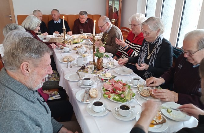 Das Caf&eacute; &ouml;ffnet mittwochs und freitags um 9 Uhr, ansonsten um 11 Uhr. Stets gut besucht, k&ouml;nnen sich Interessenten &uuml;ber Aush&auml;nge, online oder per Anruf informieren und W&uuml;nsche &auml;u&szlig;ern. (Foto: Kurt Frank)