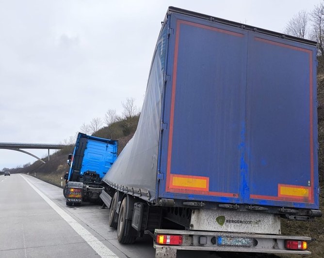 Schwerer Fall von Alkoholgefährdung: Biertransporter gerät ins Wanken (Foto: Bundespolizei) Schwerer Fall von Alkoholgefährdung: Biertransporter gerät ins Wanken (Foto: Bundespolizei)