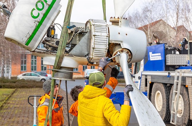 Demontage der Rotorbl&auml;tter f&uuml;r die Durchf&uuml;hrung von Wartungsarbeiten  (Foto: &copy;Hochschule Nordhausen/Maurice T&ouml;pfer)