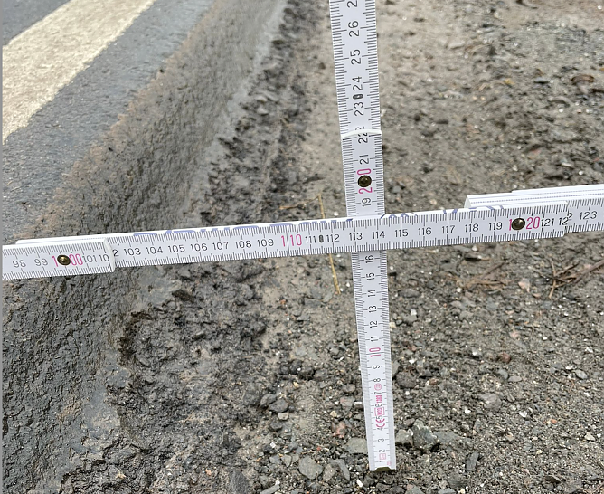 Bankette an der Straße zwischen Herreden und Hörningen (Foto: privat) Bankette an der Straße zwischen Herreden und Hörningen (Foto: privat)