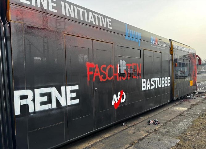 Beschmierte Stra&szlig;enbahn heute Morgen (Foto: privat)