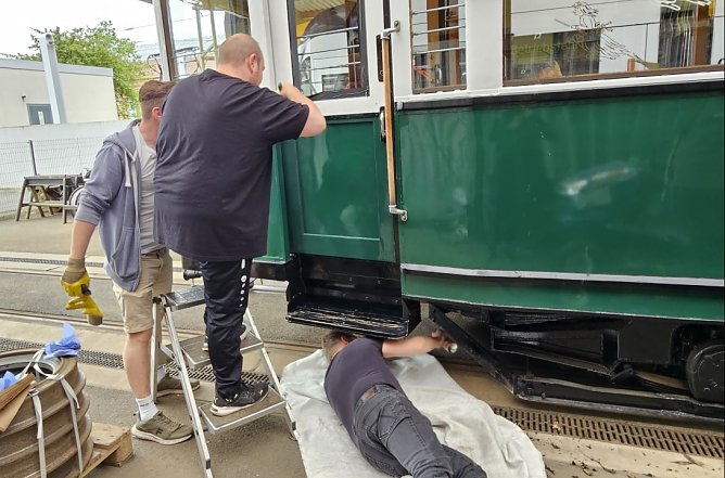 Es gibt immer was zu tun wie hier am historischen Triebwagen TW 23 (Foto: F. Bernsdorf)
