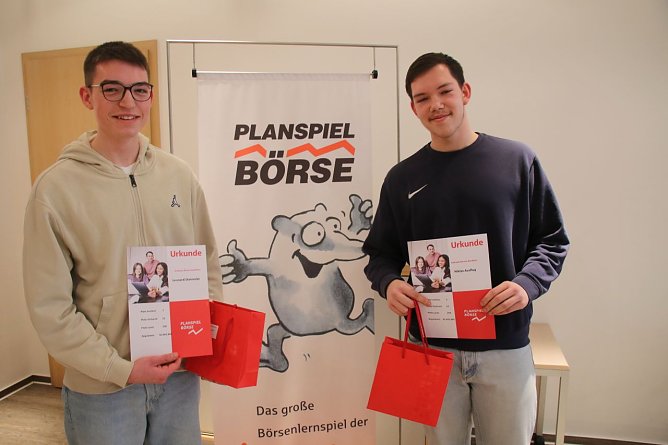 Das Duo Eckhardts B&ouml;rsen Banditen vom Schillergymnasium Bleicherode machte beim fiktiven B&ouml;rsenspiel den meisten Gewinn (Foto: agl)