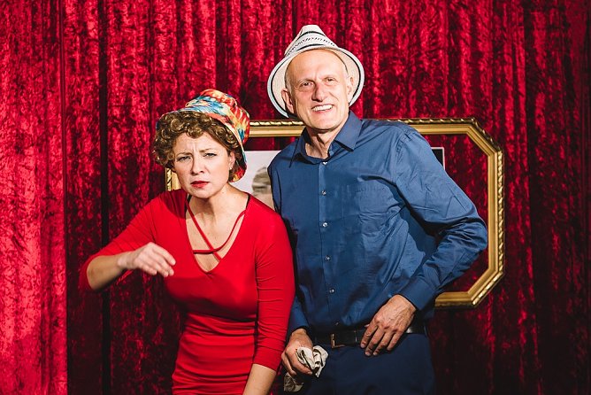 Rosenkrieg und Bettgefl&uuml;ster (Foto: AndersweltTheater)