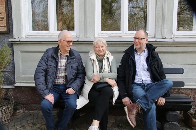 v.l.: Jochen Einenckel, Hannelore Haase und Tom Landsiedel (Foto: agl)