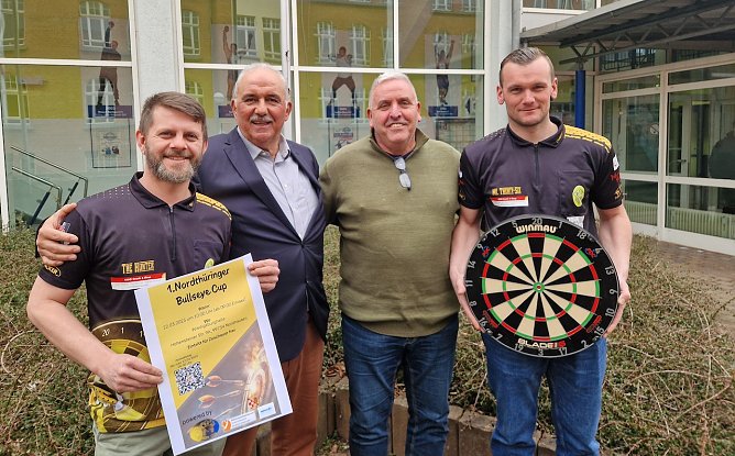 (v.l.n.r.) Michael Franke (VfL Ellrich), Werner H&uuml;tcher ( Kreissportkoordinator), Andreas Kruse ( LRA Nordhausen), Christoph H&ouml;hne (VfL Ellrich) (Foto: Vfl Ellrich)