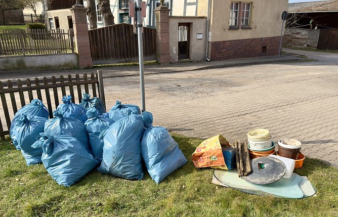 Fr&uuml;hjahrsputz in Auleben (Foto: A.Liesegang)