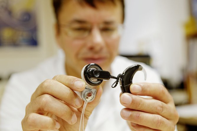 Prof. Sven Koscielny mit einem Cochlea-Implantat (Foto: Südharz-Klinikum) Prof. Sven Koscielny mit einem Cochlea-Implantat (Foto: Südharz-Klinikum)