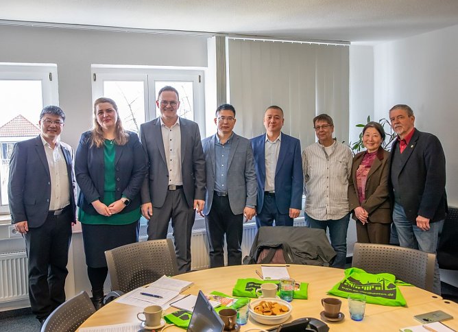 ochschulpr&auml;sident Prof. Dr. J&ouml;rg Wagner und der Gesch&auml;ftsf&uuml;hrer der Internationalen Bildungsgruppe der Beijing Foreign Studies University, Guohui Li, (3. und 4. von links) zusammen mit Mitarbeitern beider Einrichtungen sowie des BSIC (Foto: Maurice T&ouml;pfer)