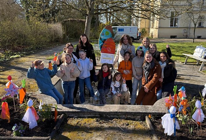 Strahlende Gesichter am Brunnen  (Foto: Melissa Boss/ Sandra Kirchberg/ Melanie Pischel)