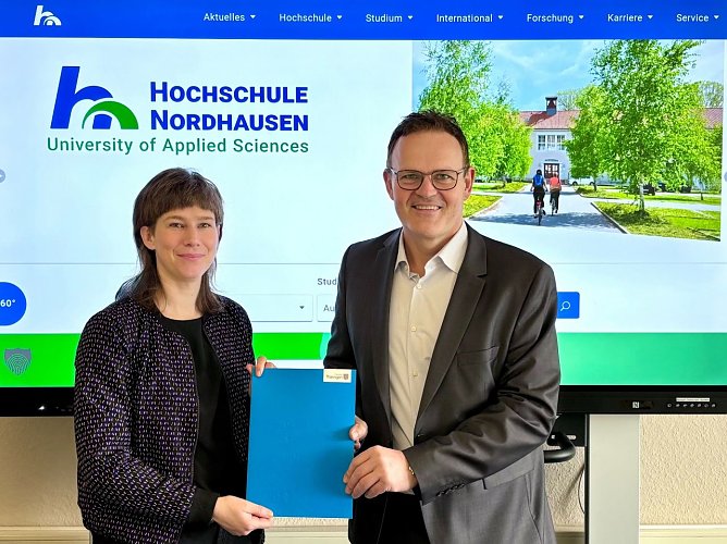 Prof. Dr. J&ouml;rg Wagner und Prof. Dr. Louisa Sophie Arnold bei der Vertragsunterzeichnung an der Hochschule Nordhausen. (Foto: Tina Bergknapp)
