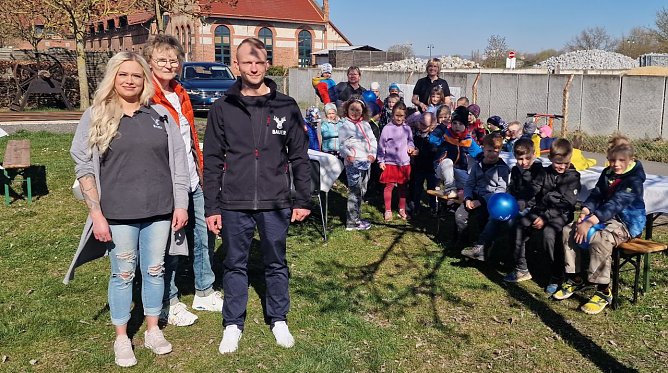 v.l.: Julia Rindermann (Wildhandel Bauer), Heike K&ouml;gler (Kita-Leiterin) und Sascha Dauer mit den Kindern des Sundh&auml;user Kindergartens Lackst&ouml;ckchen  (Foto: Nordth&uuml;ringer Unternehmerverband)
