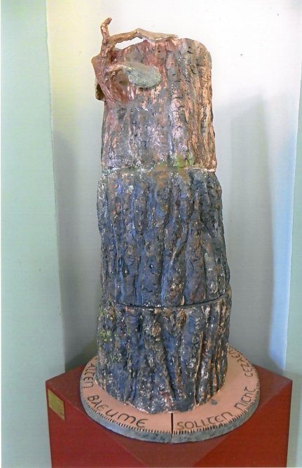 Baumtorso aus Keramik im Historischen Landratsamt in der Behringstra&szlig;e in Nordhausen  (Foto: Heidelore Kneffel)