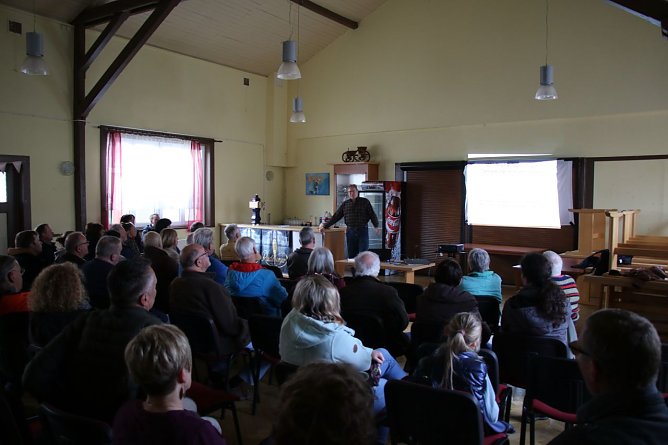 Versammlung im Dorfgemeinschaftshaus in Herrmannsacker (Foto: agl)